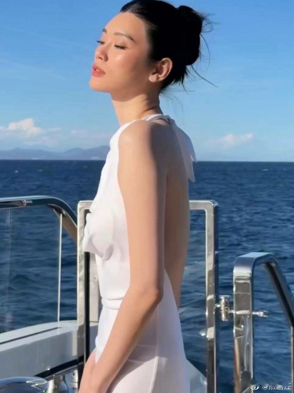 奚梦瑶美背，肌肉线条美得让人屏息。 