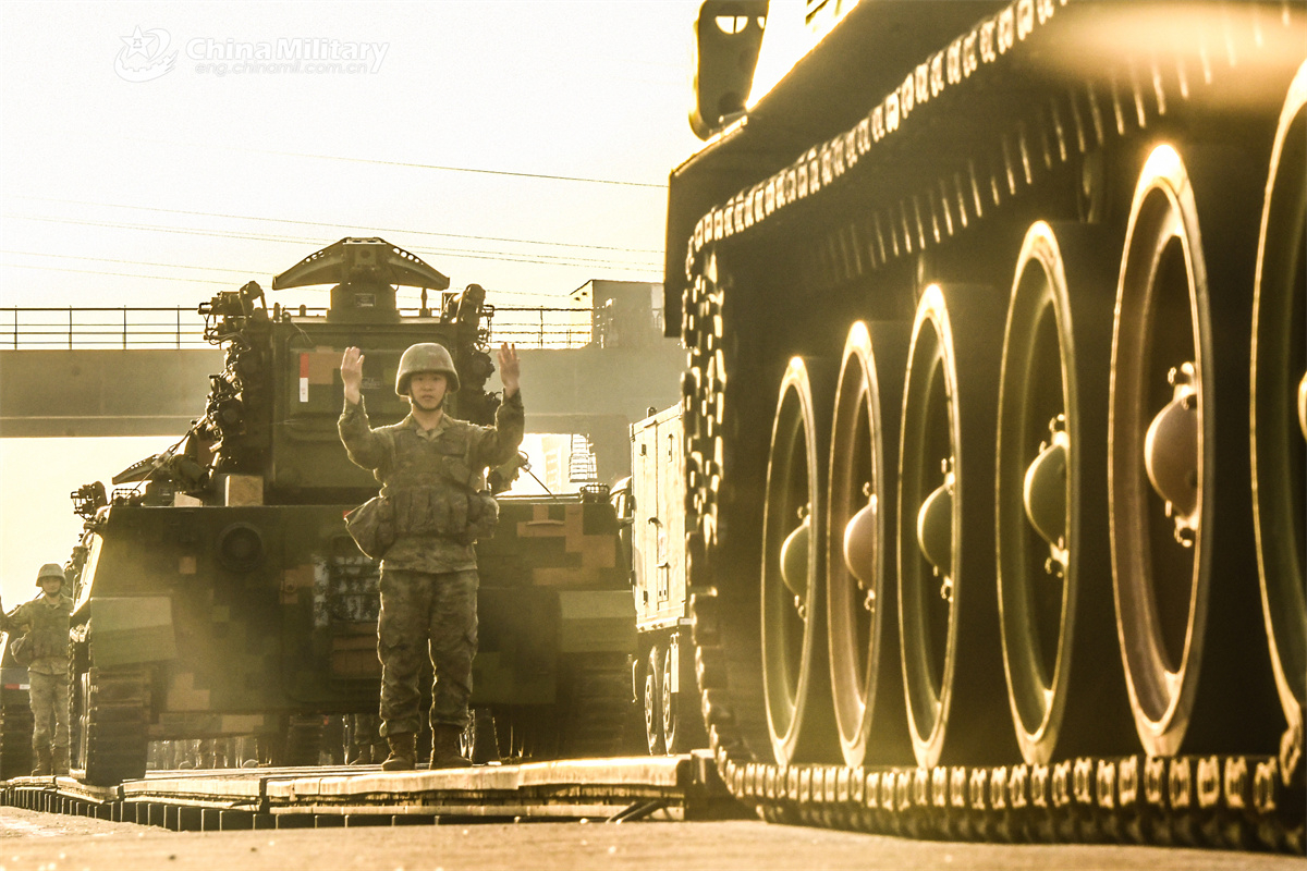 每日军列 oldiers assigned to an air-defense 