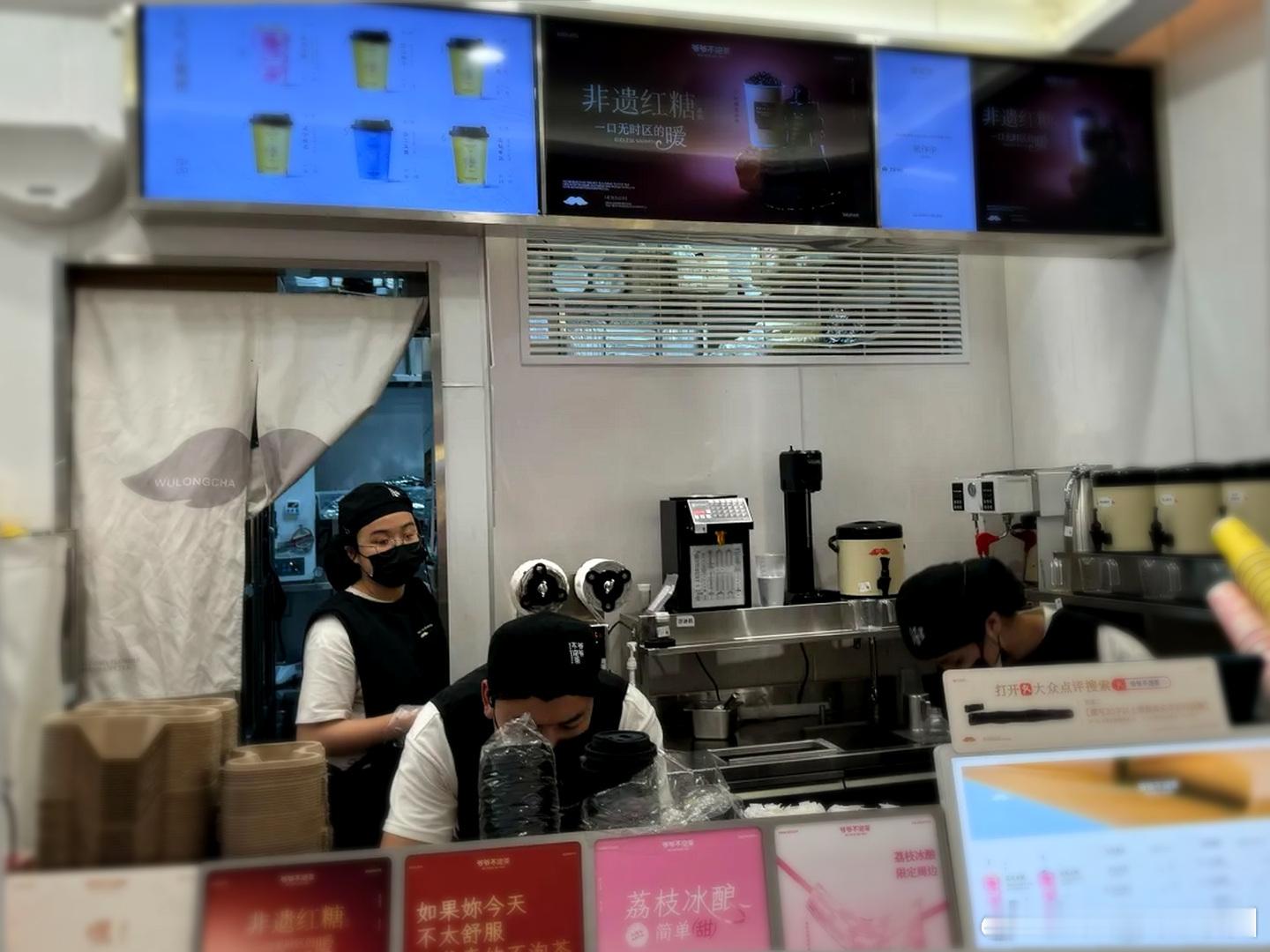 寻找YEYE的第一杯冰酿上个月大学同学聚会，大家说起当年在南湖佰港城喝爷爷泡的茶