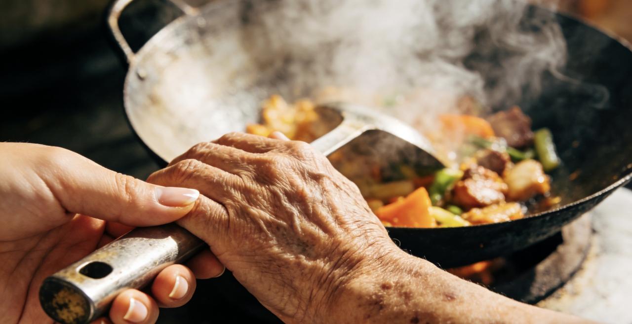 一碗炸鸡蛋酱，是刻进DNA里的乡愁密码

凌晨三点加完班，泡面吃到一半突然愣住—