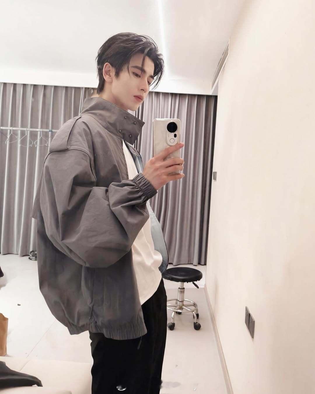 清冷学霸型男生（张凌赫挂）相处指南（贴合他本人+荧幕人设：慢热内敛、理性清醒、情