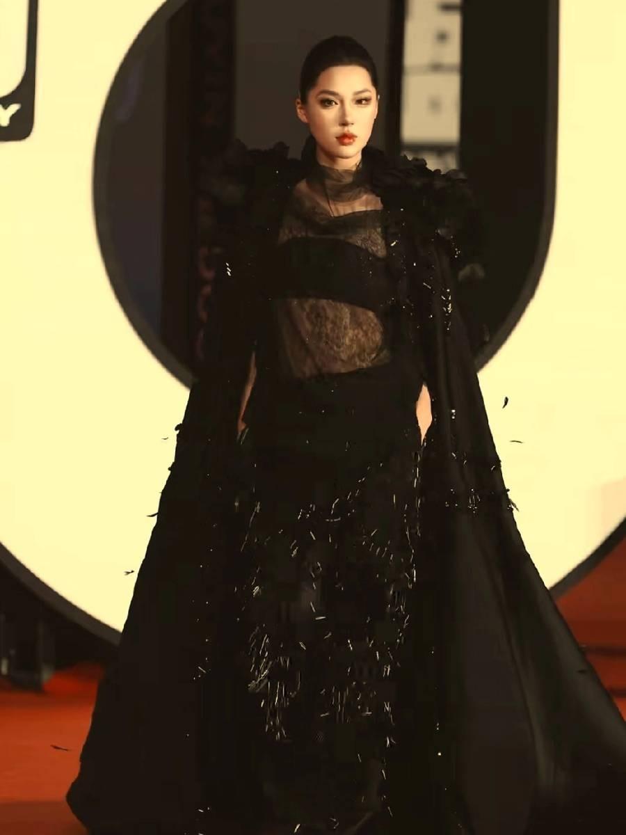 为了感谢粉丝，也为了对自己有个交代，她今年必拿地区赛第一，卫冕三连冠。她还告诉粉