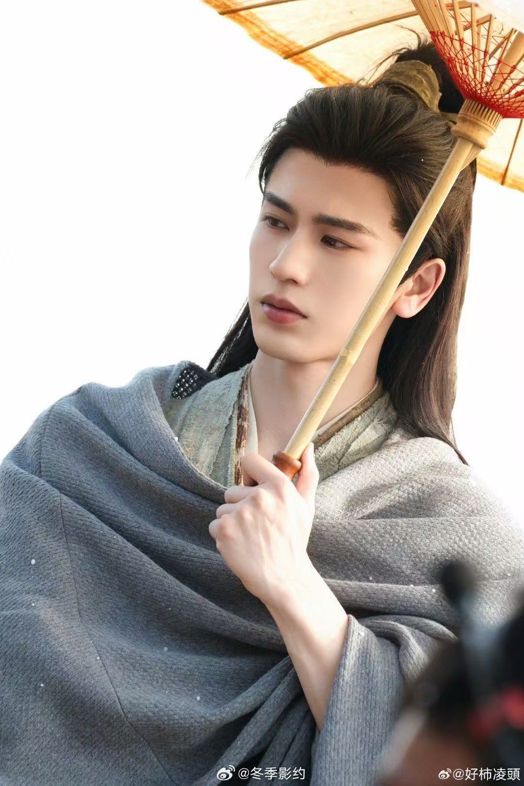 张凌赫长相优越演技也优越 都说张凌赫靠颜值出圈，可《樱桃琥珀》里蒋峤西一角，他用