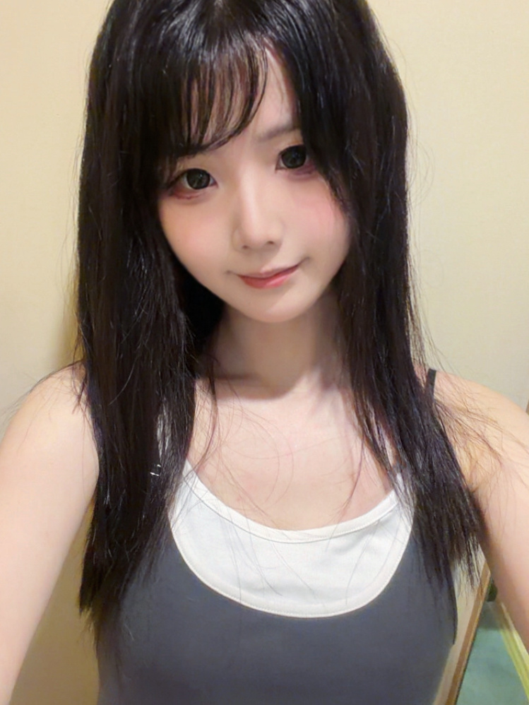 今天在公园遇到了一个小女孩，她拿我手机下载了蛋仔派对，还给我注册了一个账号我：（