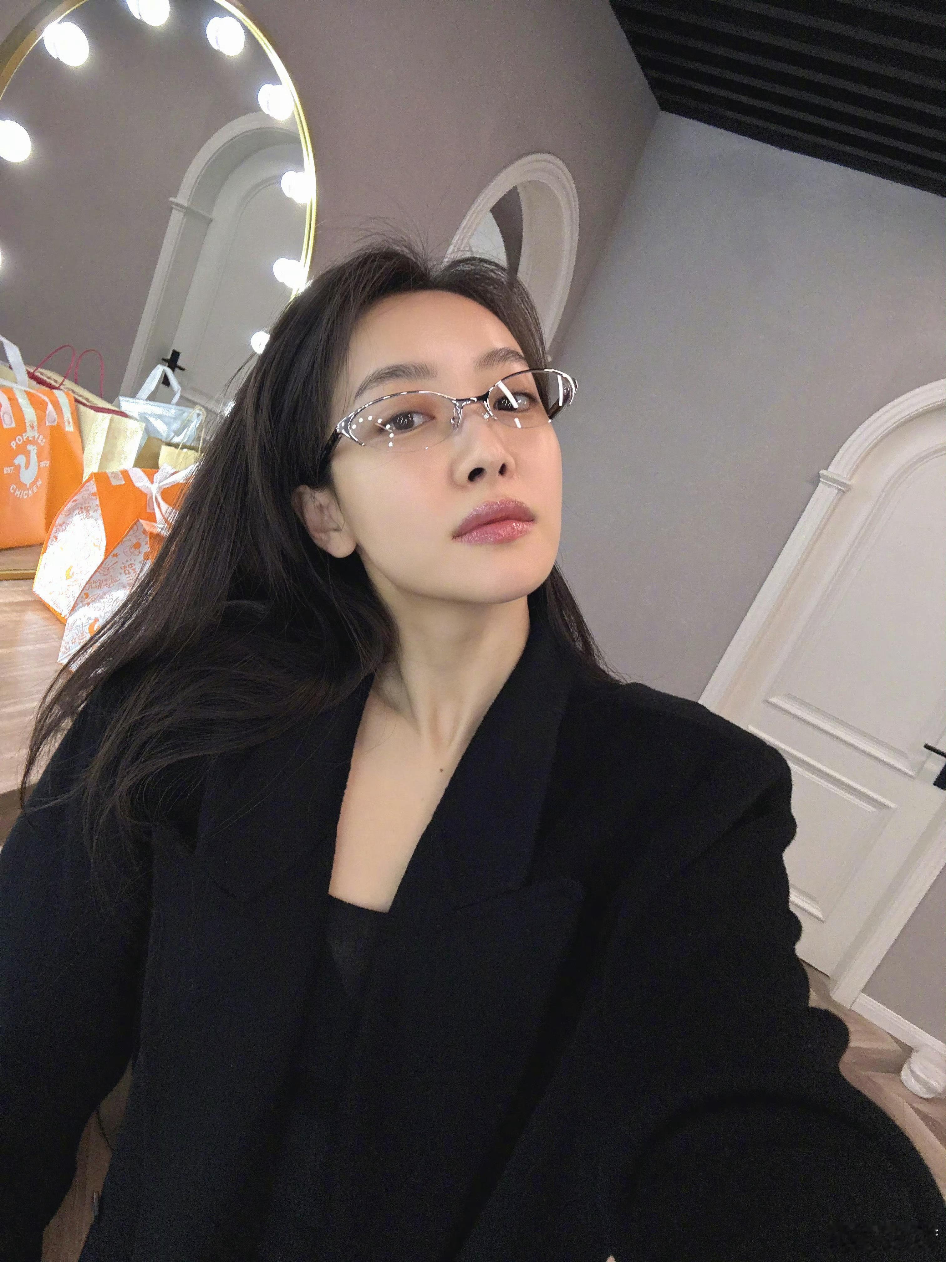 宋茜林妍柒 sq 宋茜吴盈 “人的一生太短，开心享受的时间都不够，在不值得的人和