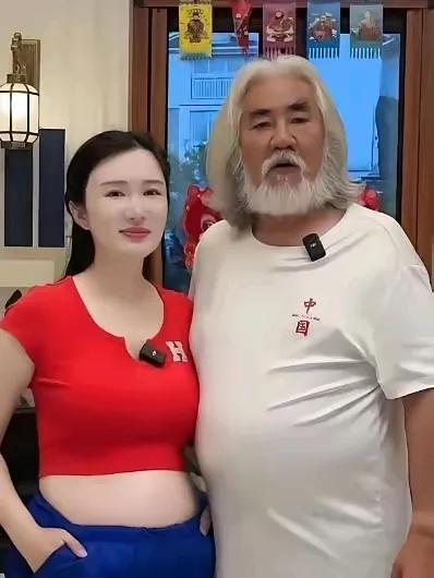 张纪中过年探望杜星霖父母，娘家再远也要去！
过年了，张纪中也要陪伴妻子杜星霖回娘