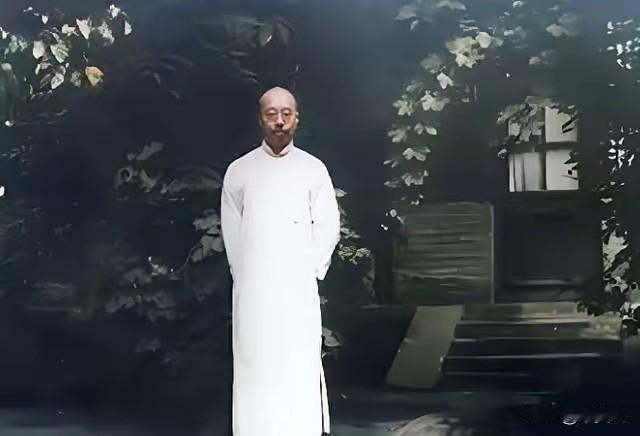 1967年5月6日，周作人下地小解时，突然猝死，他死后，被家属销户，骨灰盒也不认