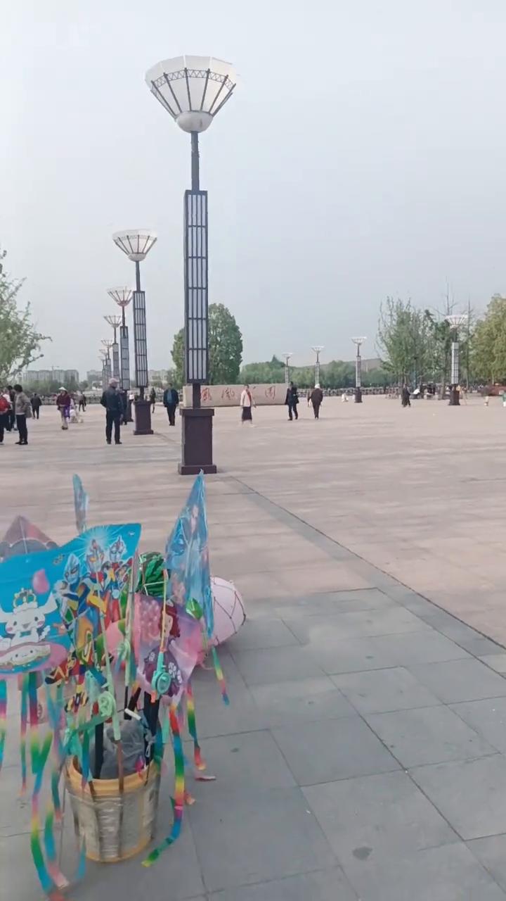 你说这三个人，你说这个人是干啥的？是不是？