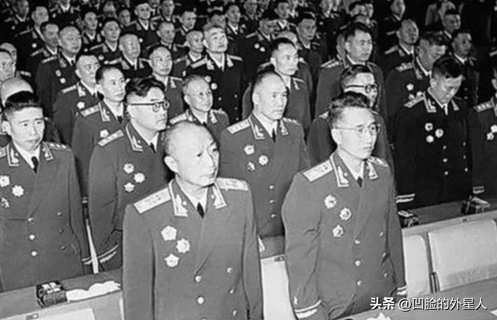 1955年大授衔结束后，王必成闷闷不乐，陈毅叫住：“怎么了？嫌中将低了？”王必成