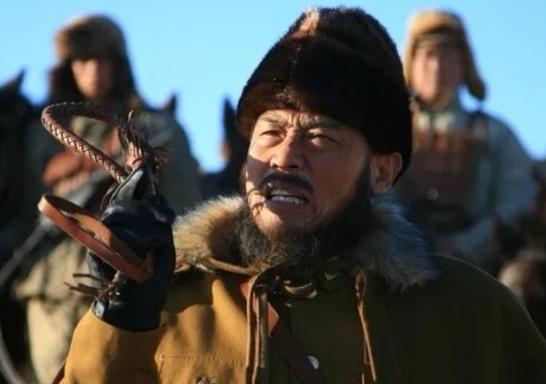 1949年，杀了三千多名西路军红军的韩起功，在被解放军击败后，残部逃入祁连山。