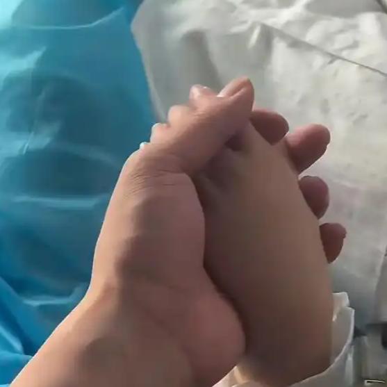 2026年4月26日，曾因在地下通道跳舞直播为女筹款引发全网关注的重庆爸爸侯健发