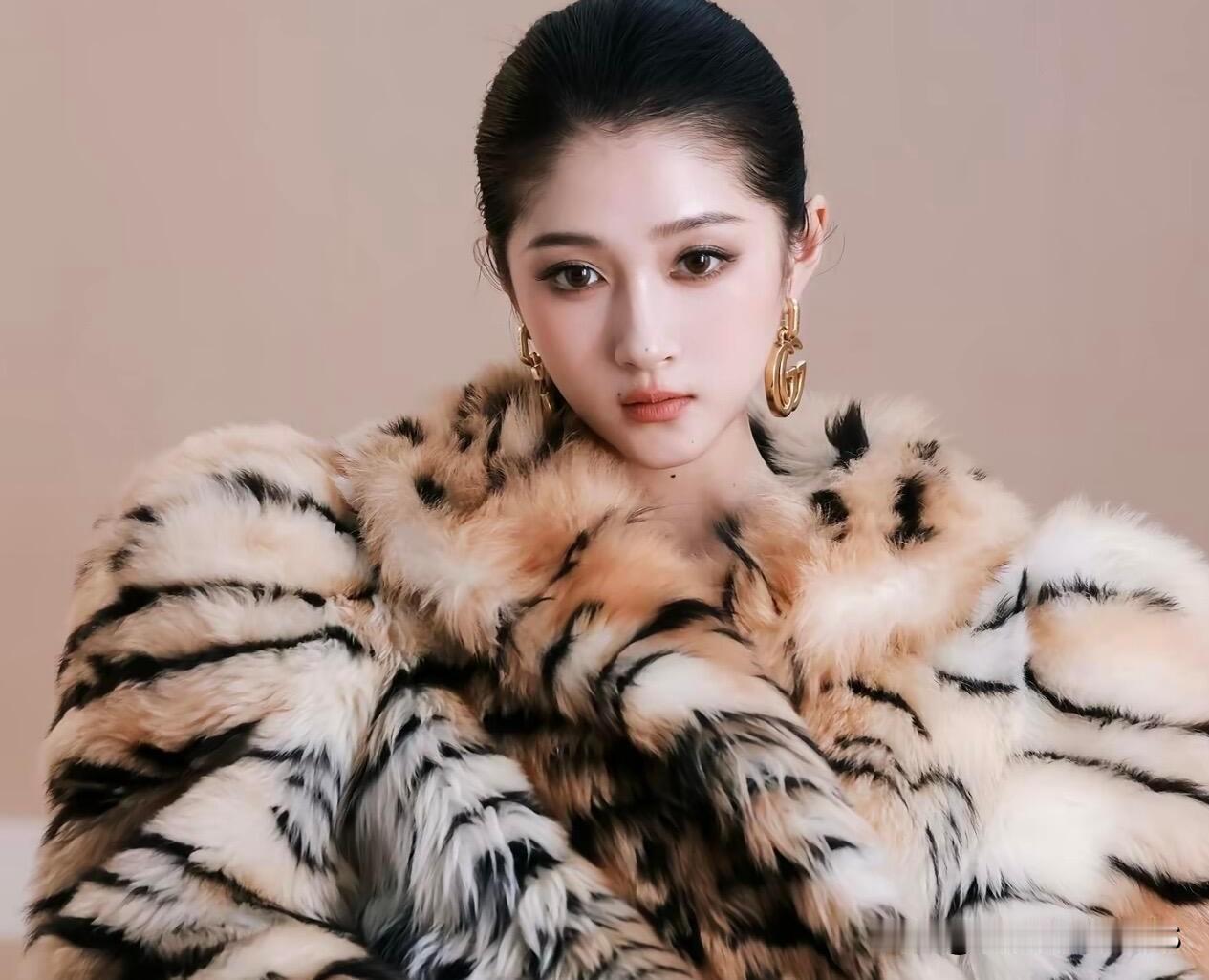 说实在的，关晓彤这次总算穿得合宜了！虎纹皮草搭配黑丝，硬生生将她的大高个穿出了复
