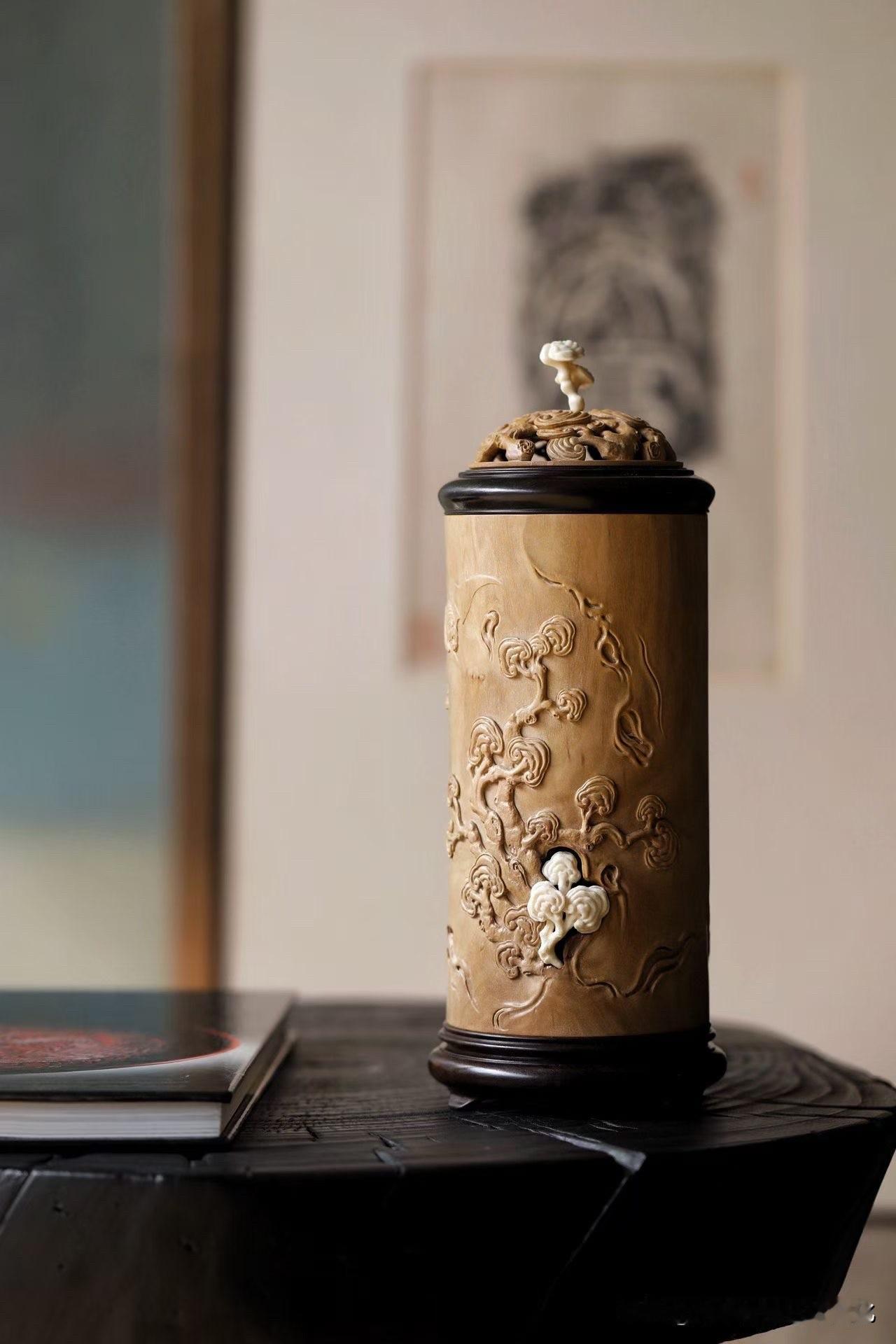有些香器，不焚香时，也自带静气。

这件老山檀香「灵芝献瑞」大香筒，最耐看的，不
