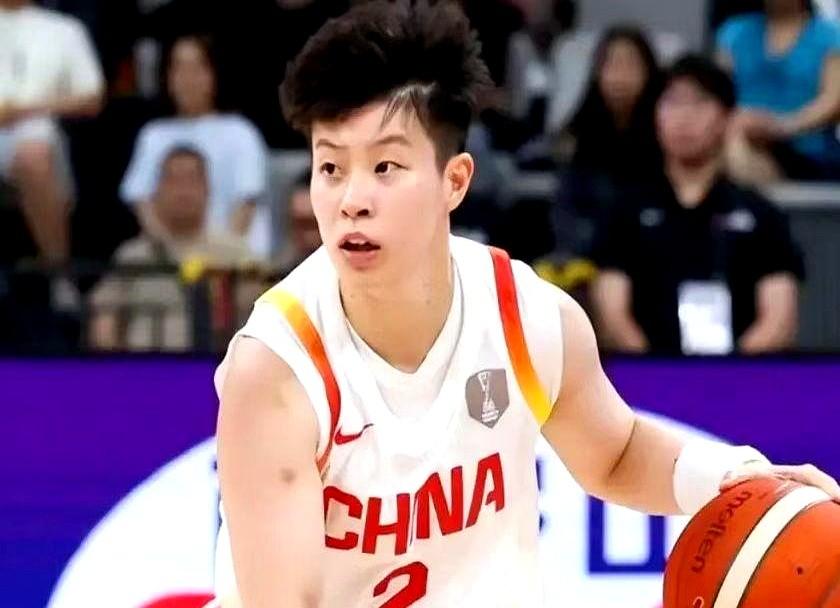 欧美后卫像堵墙一样压上来，球权瞬间易手，场边的叹息声格外刺耳。

世界杯赛场上，