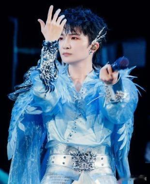 周深，连夜冲上热搜！

近日，周深冲上热搜，不是因为他又有新歌引发关注，而是因为