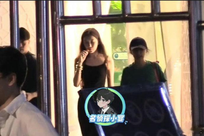 19岁李嫣抽电子烟妈呀？？这热搜给人看懵了，现在年轻人抽个电子烟怎么了，这都能被