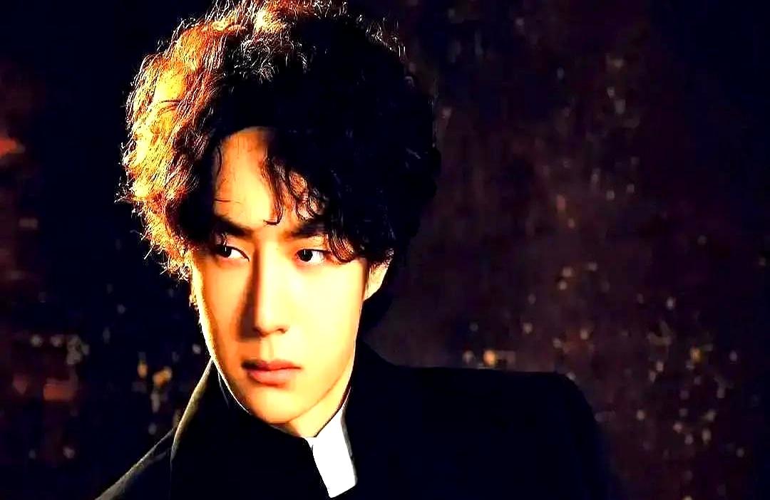 以前卖不动的男戒，被他戴成了断货王。
 

他就把几枚戒指像乐高一样堆在手指上，