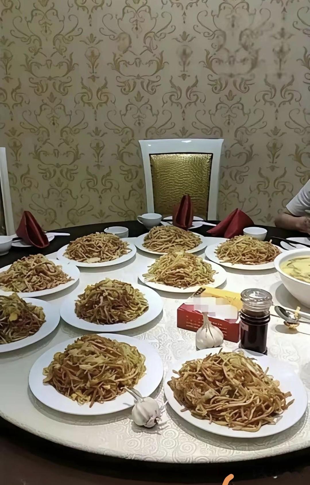 朋友说请客吃饭，我说简单点就行，结果到包间一看，确实挺简单的！