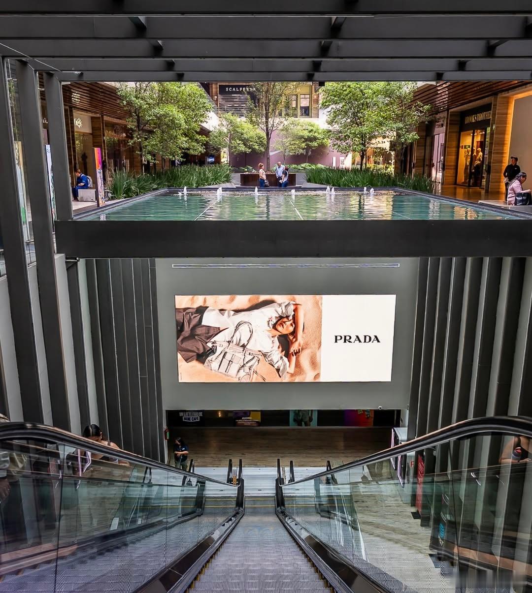 刘雯 ｜Prada Days of Summer 2026 Campaign ?