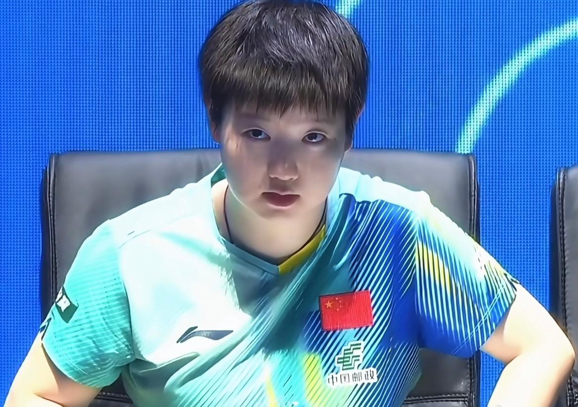 眼睛大大的圆脸妹头脑风暴中
孙颖莎 ​​​