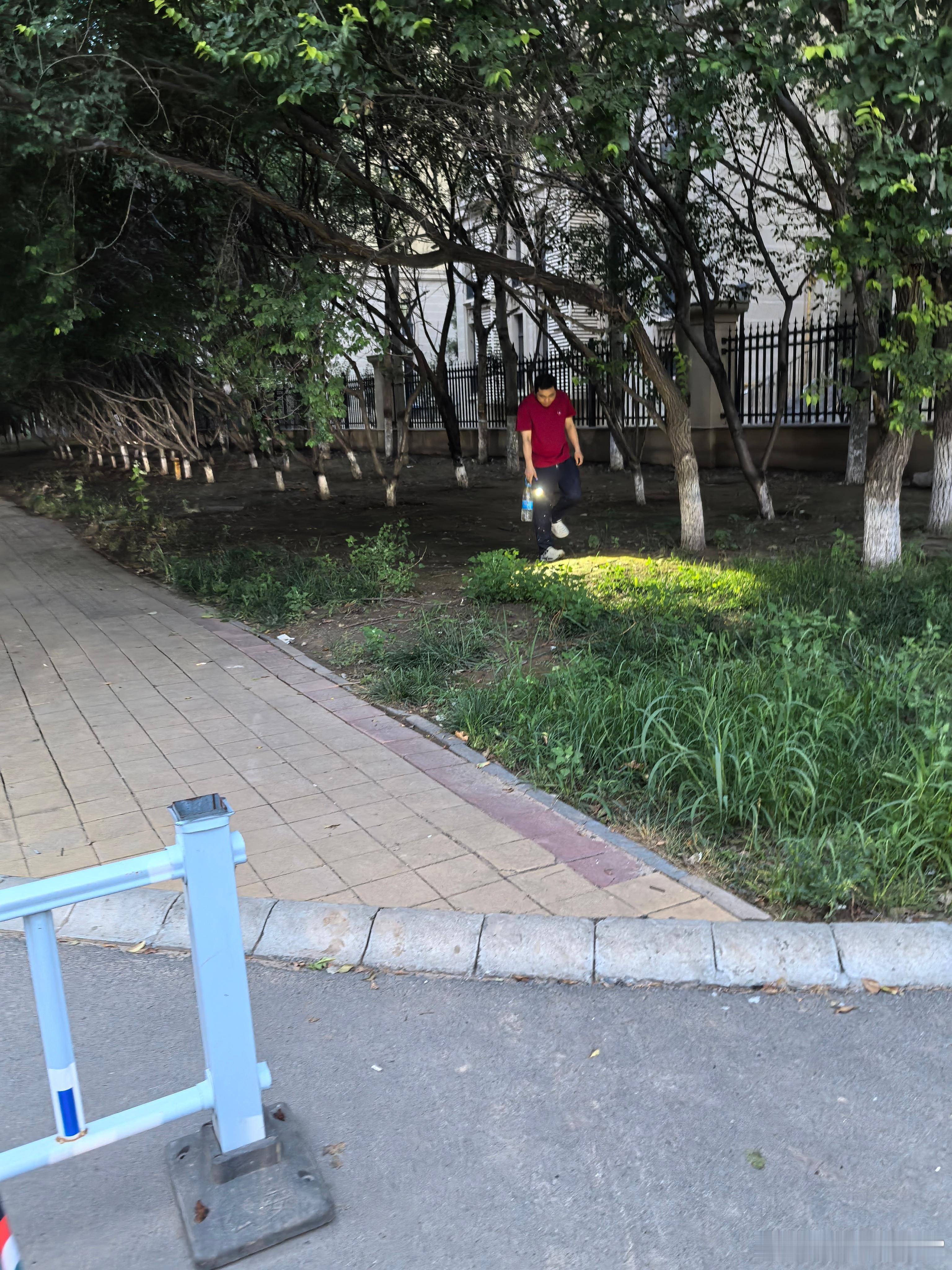 六六回老家，我跟妈现在闲下来了，吃完晚饭我们习惯去小区溜一圈外面树上很多蝉叫，地