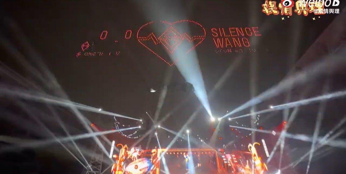 汪苏泷在台上唱无人机在天上飞 从台下歌迷的星光，到天上无人机的银河，昨晚的广州夜