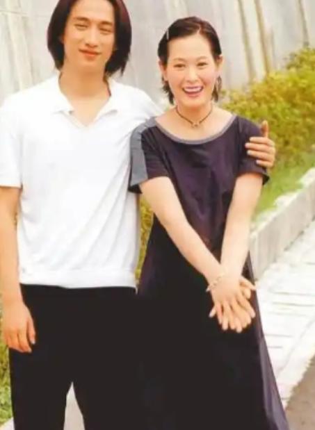 2011 年，41 岁的刘若英嫁给了身价过亿的钟小江，结婚当晚，刘若英提出了 3