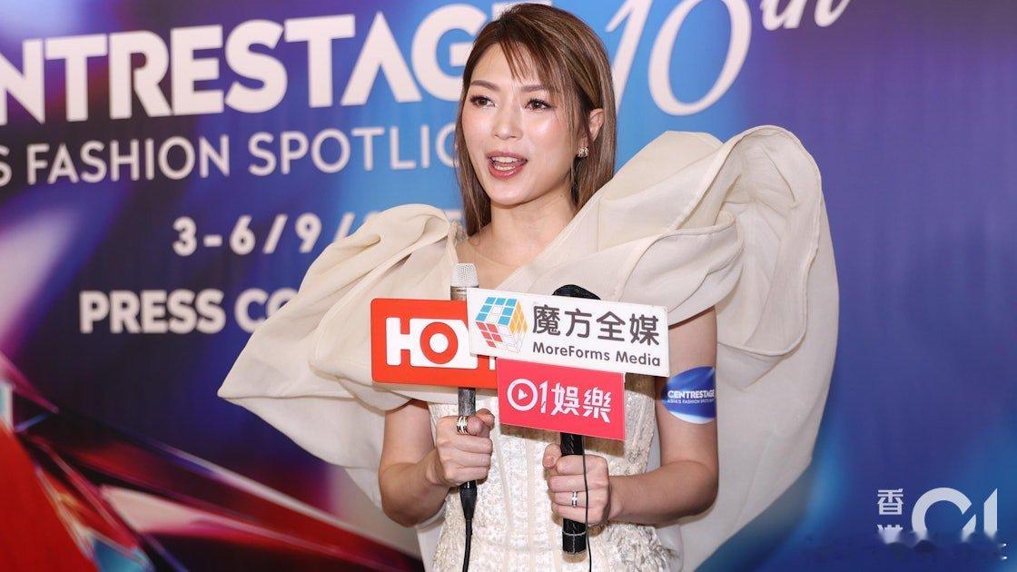 連詩雅（Shiga）昨日（18/8）現身西九文化區M+2出席時裝揭幕禮，她接受《