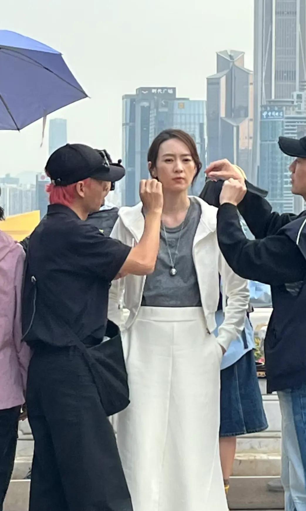 深圳莲花山公园偶遇童瑶拍戏，第一次看到童瑶，感觉她长得很漂亮，五官属于小巧精致的