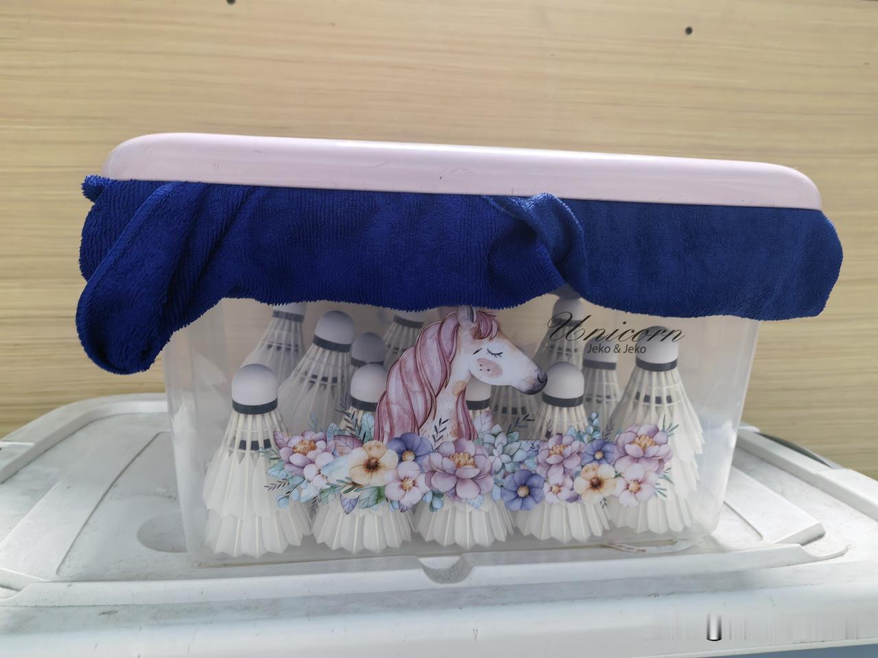 天气干燥了，羽毛球不耐打，做各种加湿的尝试中！

小型保温箱，毛巾是湿毛巾。湿度