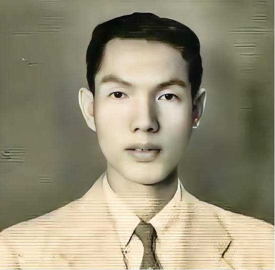 1958年，一个叫田家炳的印尼华侨带着自己的家人移居香港，并在元朗的屯门海边购买