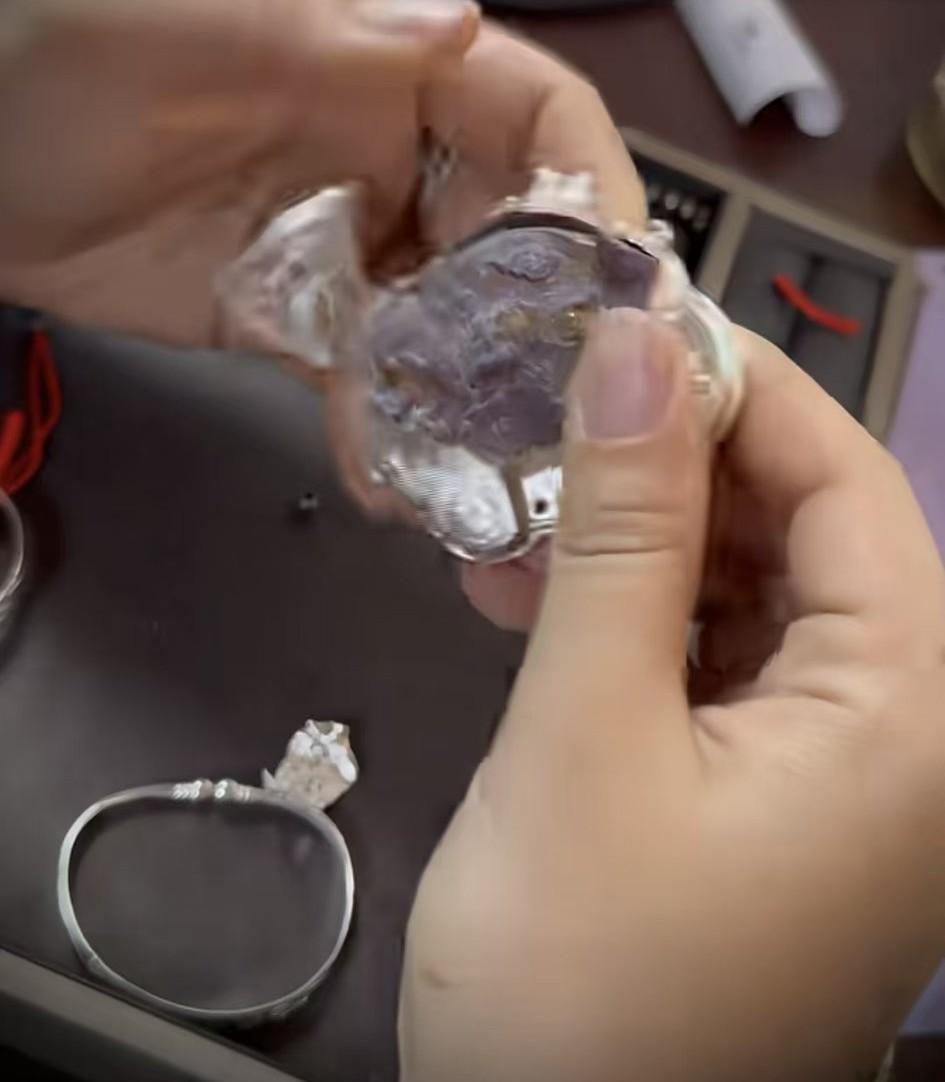 朋友送给孩子的银锁被剪开，里面竟然是弹簧和填充物。
有网友将银锁和小银镯子一起拿