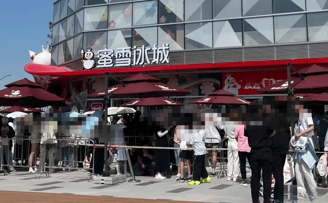 五一郑州东站惊现“恐怖”长队！排队5小时只为一杯4块钱的饮料，网友：这哪是喝水，