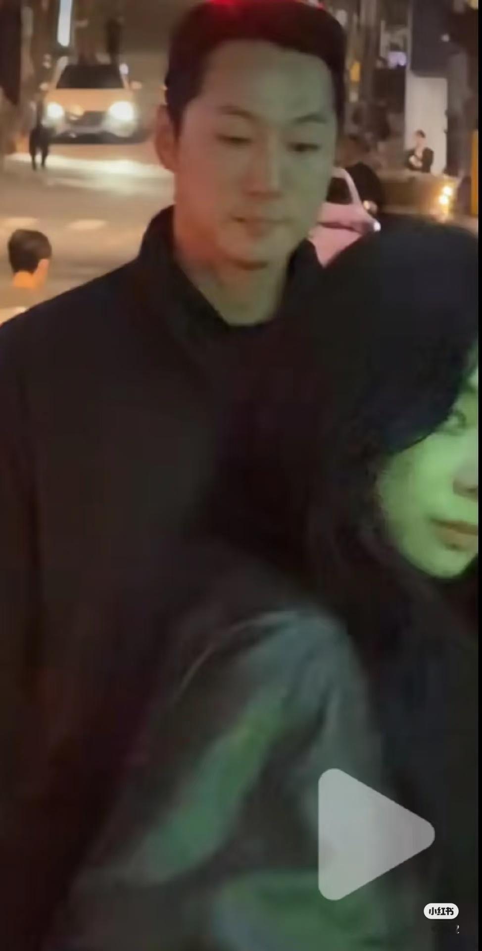 两个人同一个保镖，这个保镖正好出现在女生穿超大短裤和拖鞋那一天 