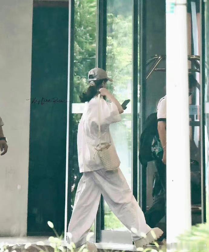 赵丽颖居然穿这么厚底子的鞋，是对自己的身高不够自信吗？ ​​​