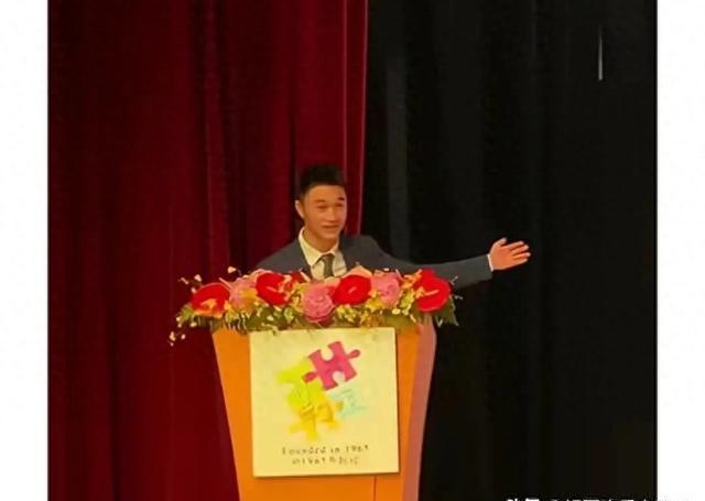 何猷君古巨基现身幼儿园，一个发言一个唱跳，星二代起跑线太震撼 