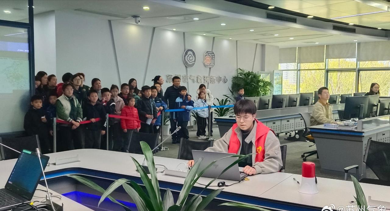 预报员小哥哥给大家讲讲云图、雷达等气象观测平台，小朋友们充满好奇心[鼓掌] ​​