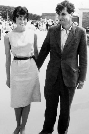 英国农夫霍维斯，和妻子珍妮特相伴33年。1995年，珍妮特突发心脏病离世。悲痛的