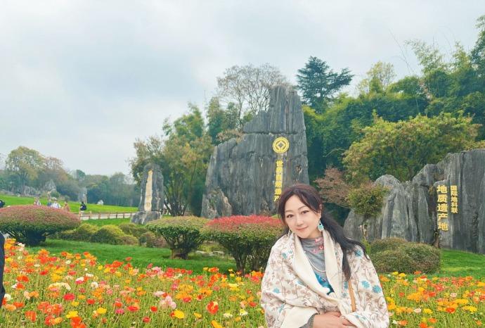 亿万年间沧海变桑田，狂风骤雨化作无形的刻刀，在滇中高原硬生生凿出这片壮观的石林。