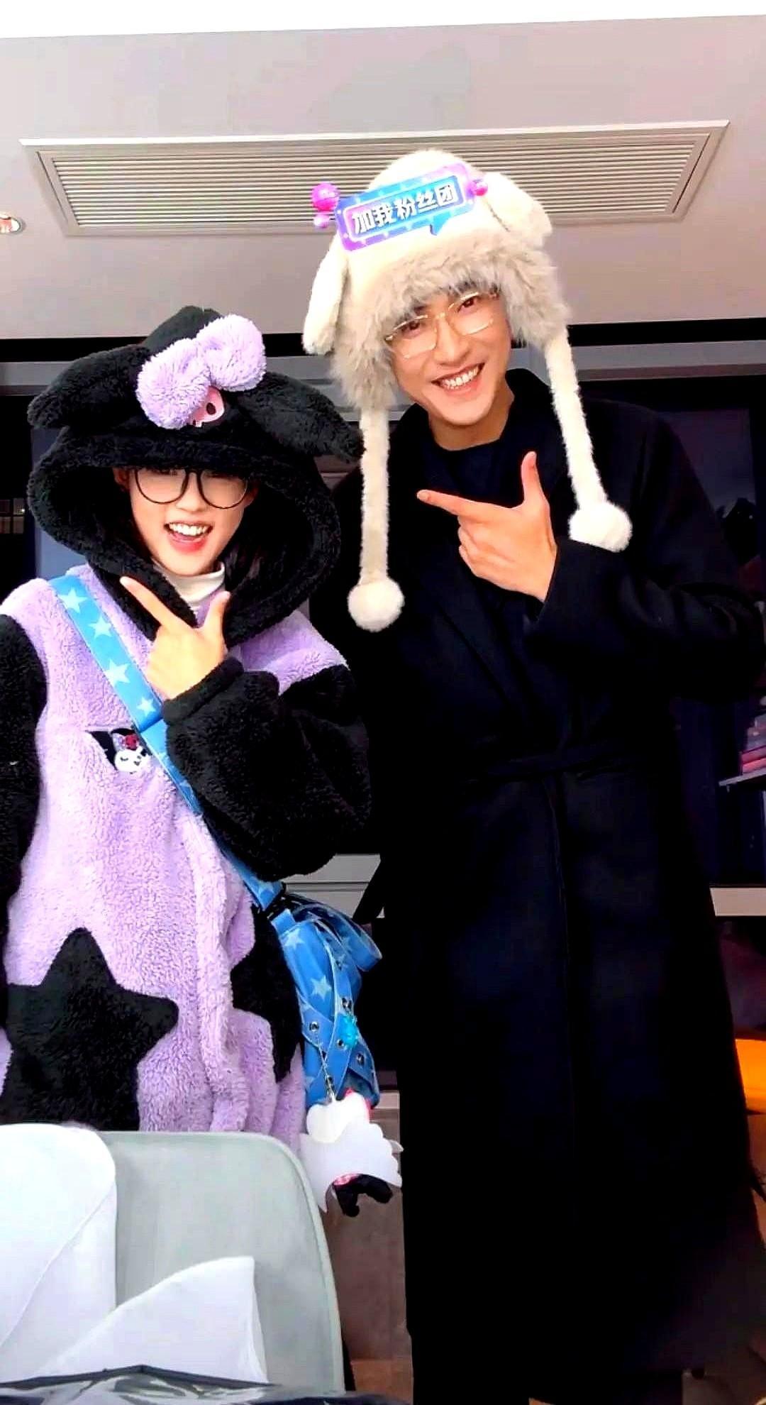 于龙和杨咩咩在除夕前丢下句“各回各家”让不少吃瓜群众瞬间断电,毕竟两人去年凭电视