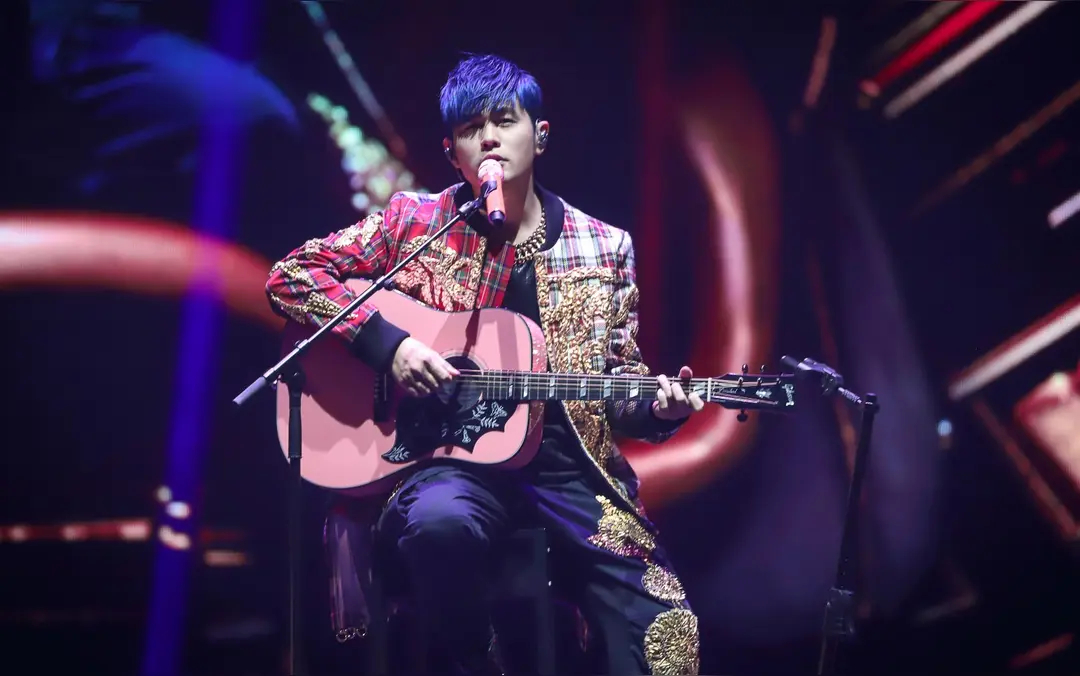 方文山说青花瓷歌名由来方文山上海博物馆遇见周同学 青花瓷的“色白花青”是自然的馈