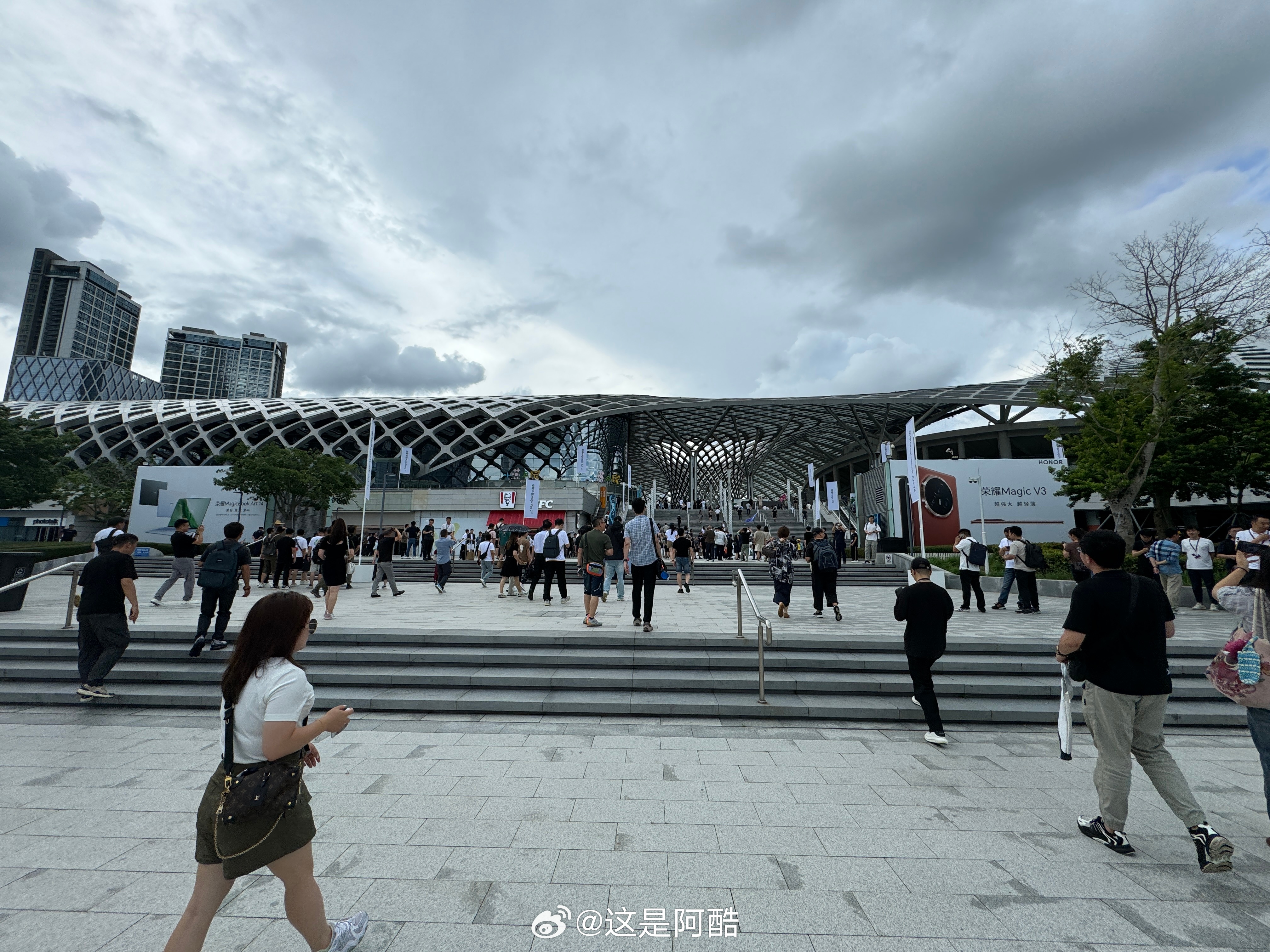 到荣耀发布会现场啦～这次发布会妥妥的重量级：一次发完荣耀Magic V3、荣耀M