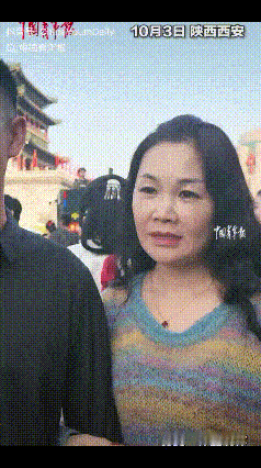 陕西西安，一名武警战士正在钟楼执勤，怎么也没想到，远在千里之外的父母竟趁着国庆假