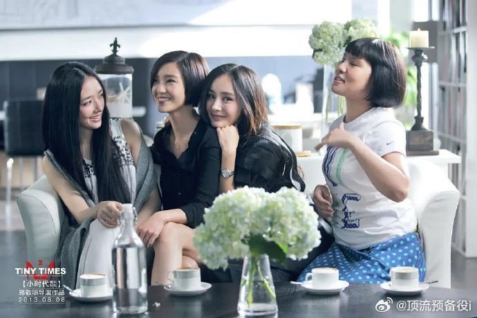 “时代老妹团”的群聊肯定又很热闹哈哈哈，幂幂姐真好，送花篮又是送祝福的杨幂郭碧婷