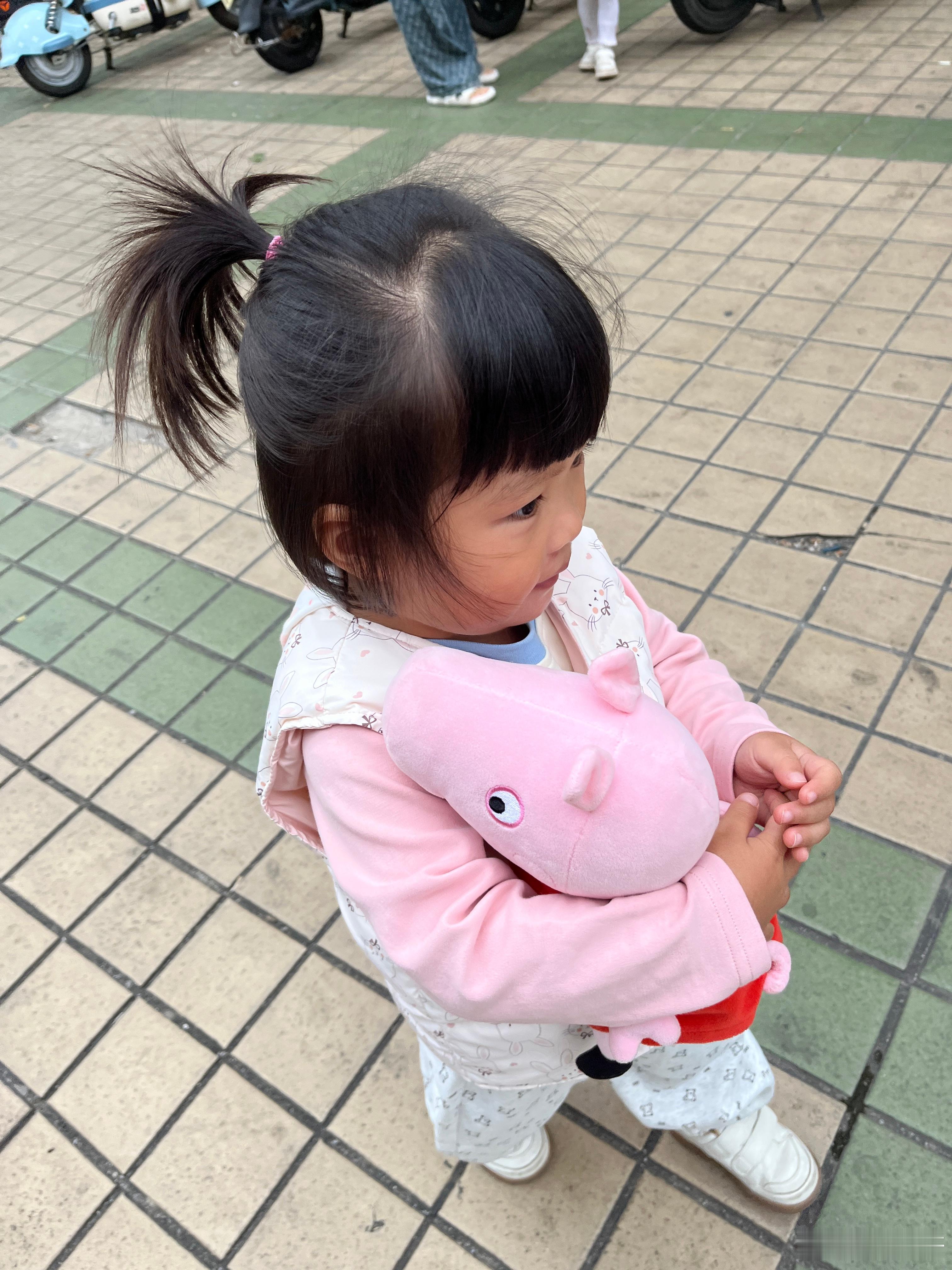 开开心心上学去。今天天气变冷，要穿外套才行，今天是带猪妹妹去学校，猪姐姐放在家里