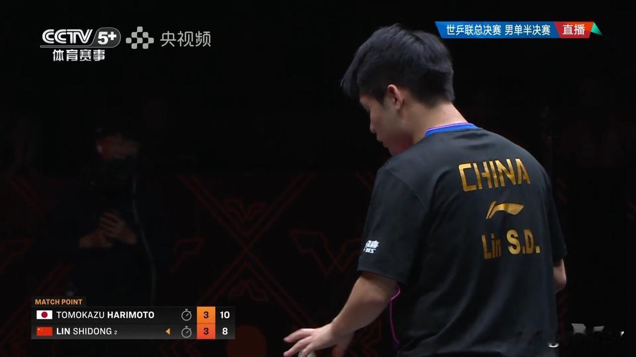 小石头尽管有进步，但还是没能过张本这一关。张本赢球后伸出两个手指进行比划，不知是