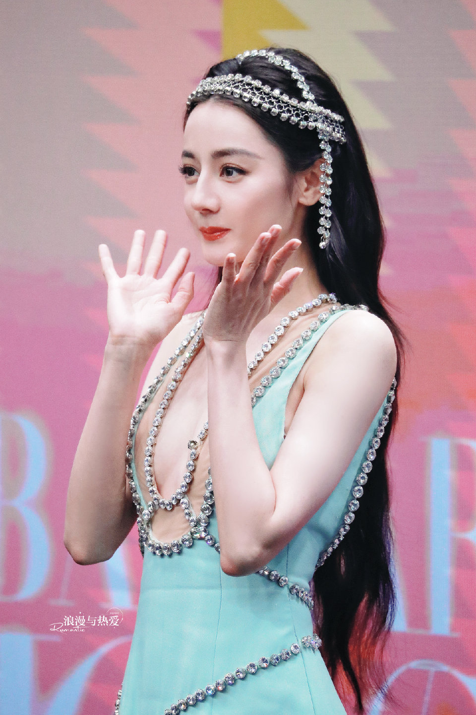 #迪丽热巴[超话]#“你的微笑在我的心尖闪耀 编织了每一个奇妙.＂𝓨𝓸𝓾?