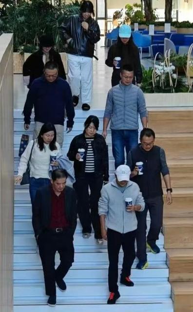 当马云身边人手一杯瑞幸咖啡，星巴克就真的输了~马云星巴克瑞幸咖啡