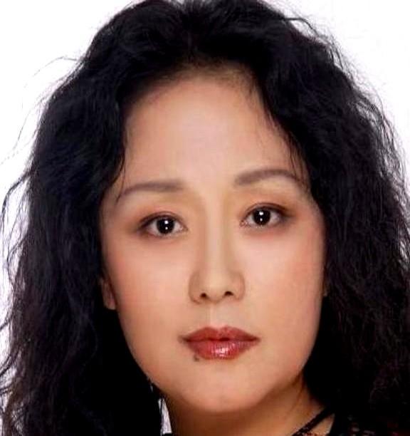 1979年，饰演潘金莲的廖学秋因为拍戏，和老公分别了六个月。她归心似箭赶回家想给