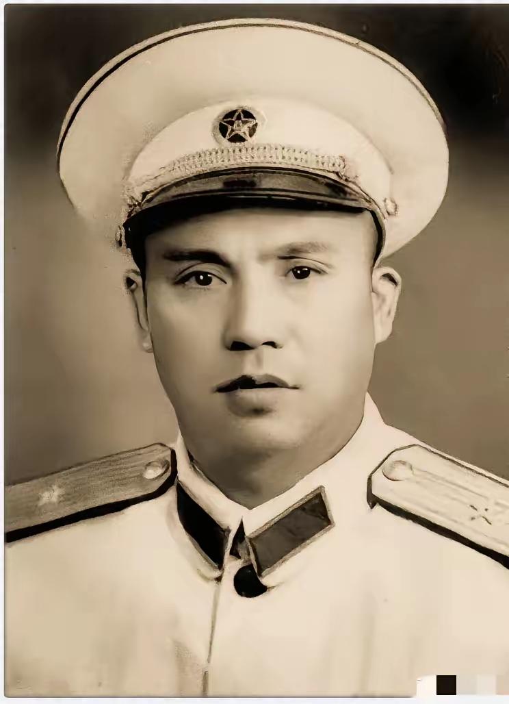 1947年，四野一位师长娶了牺牲战友的遗孀。新婚夜，他没碰新娘，反而对着她提了个